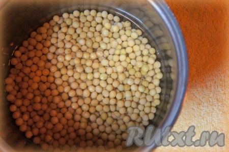 Соевые бобы тщательно промыть, залить водой, чтобы она покрывала бобы на 3-5 см. Оставить на 7-10 часов (удобнее на ночь).