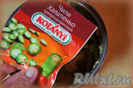 Добавить специи (я добавила перец "Халапеньо", красную сладкую паприку и чёрный молотый перец).