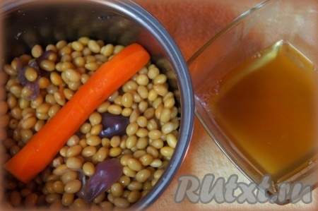 Слить воду, в которой готовились бобы, в отдельную миску.&nbsp;
