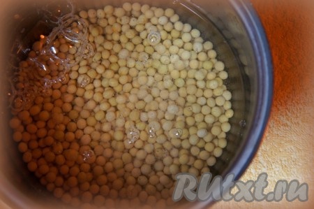 Бобы промыть, залить чистой водой.