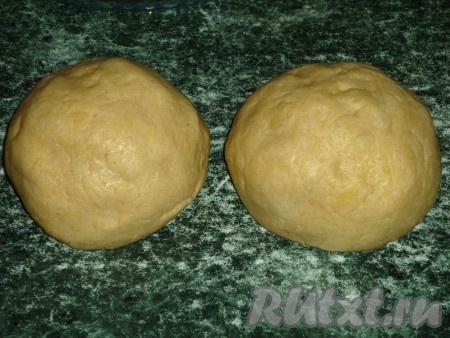 Разделяем тесто на 2 части. Каждую часть теста помещаем в целлофановый пакет. Одну часть теста отправляем в холодильник, а вторую - в морозилку на 0,5-1 час.