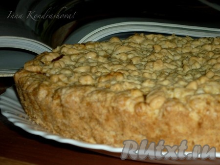 Выпекаем тёртый пирог с вареньем в течение 25-30 минут (до румяности) в разогретой до 200 градусов духовке.