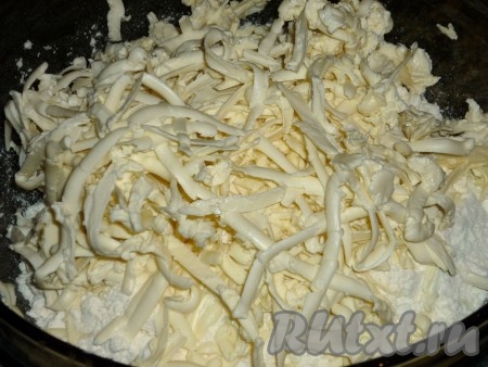 В глубокую миску просеиваем муку, натираем в неё на крупной тёрке холодное (из холодильника) сливочное масло, периодически макая масло в муку.