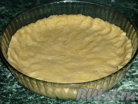 По истечении времени часть теста из холодильника равномерно распределяем по дну формы для выпечки, растягивая и разминая его пальцами.