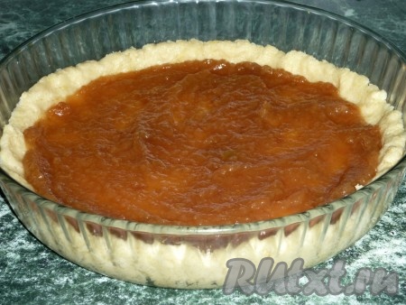 Смазываем тесто вареньем.