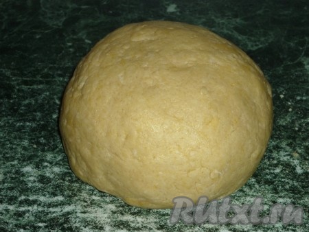 Перетираем муку со сливочным маслом руками до тех пор, пока не исчезнут кусочки (должна получиться однородная крошка), затем всыпаем сахар и соль. Тщательно перемешиваем и формируем в центре углубление, добавляем в него яйца, 2 столовых ложки сметаны и соду, гашёную лимонным соком (или уксусом). Замешиваем однородное, мягкое, не липнущее к рукам песочное тесто. Если тесто будет плохо собираться в шар, добавьте постепенно ещё 1-2 столовых ложки сметаны.