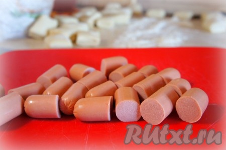 Каждую сосиску разрезать на три одинаковых части.