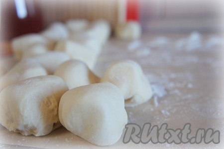 Аналогично завернуть в квадраты из слоёного теста все кусочки сосисок.