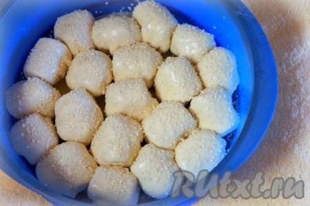 Посыпать кунжутом.