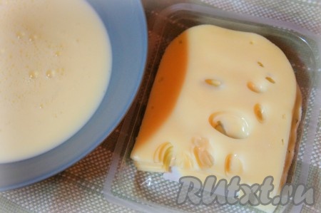 Для начала в глубокой миске взбейте вилкой сырое яйцо (до получения однородной яичной смеси), затем влейте 3 столовые ложки молока и перемешайте до однородности.