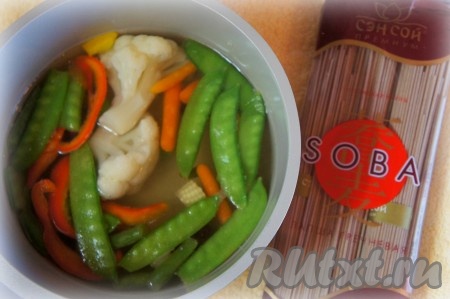 Добавить лапшу, готовить ещё 5 минут.