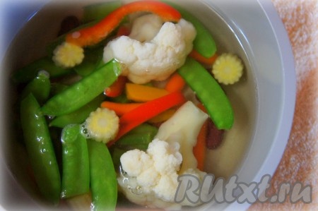 Для приготовления этого супа я использовала овощную смесь "Карибская", вы можете использовать любую другую смесь по вашему вкусу или приготовить аналогичное блюдо, используя свежие овощи. Добавить смесь в процеженный бульон, готовить 5 минут после закипания.
