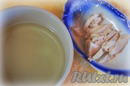 Куриное филе вымыть, поместить в кастрюлю, добавить воду, как закипит, убрав пену, немного посолить (не пересолите, так как чуть позже будем добавлять ещё соевый соус, он солёный), добавить перец, лавровый лист и варить 10 минут на медленном огне.