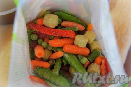 Для этого супа я взяла овощную смесь "Карибская" (стручковая фасоль, морковь "мини", темная фасоль, перец "светофор", кукуруза "мини", зелёный горошек), вы можете использовать любую другую смесь по вашему вкусу или приготовить аналогичное блюда, используя свежие овощи. Замороженные овощи размораживать не нужно.