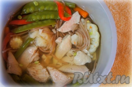 Добавить соевый соус, специи. Готовить овощной суп до закипания. Затем снять его с огня.