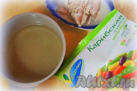 Бульон процедить, куриную грудку нарезать тонкими слайсами.