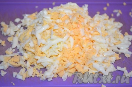Яйца натереть на крупной терке.