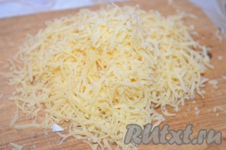 Сыр&nbsp;натереть на мелкой терке.