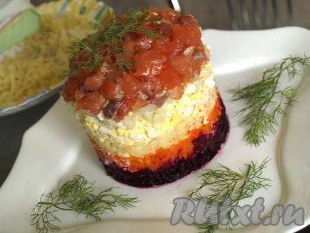 Салату даём возможность пропитаться, а затем снимаем формовочное кольцо.
