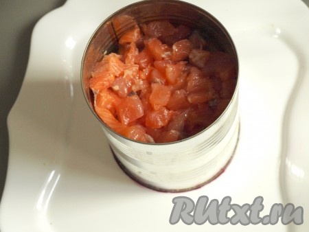 Салат "Королевская шуба" выкладывается слоями. Для того чтобы блюдо выглядело более эффектно, воспользуемся формовочным кольцом. Его можно и купить, но я сделала кольцо для формовки из 850-граммовой банки из-под грибов, вырезав дно банки. Ставим формовочное кольцо в центр тарелки и выкладываем салат "Королевская шуба" слоями, немного промазывая каждый слой майонезом: 1 слой - свекла; 2 слой - морковь; 3 слой - картошка; 4 слой - яйца; 5 слой - лук; 6 слой - сёмга, порезанная кусочками (сёмга - единственный слой, который сверху не надо промазывать майонезом).