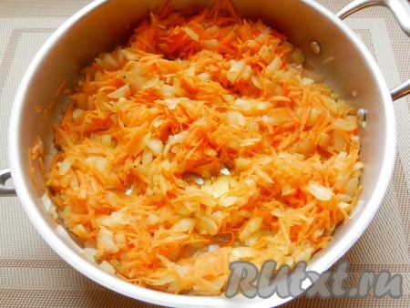 Лук и морковь обжарить отдельно, посолить, поперчить.