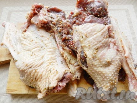 Для маринада смешать растительное масло, соль, горчицу, чеснок, пропущенный через пресс, черный молотый перец и травы. Этой смесью натереть каждый кусочек гуся, сложить в кастрюлю и убрать в холодильник на сутки.
