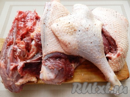 Разрезать гуся на части.