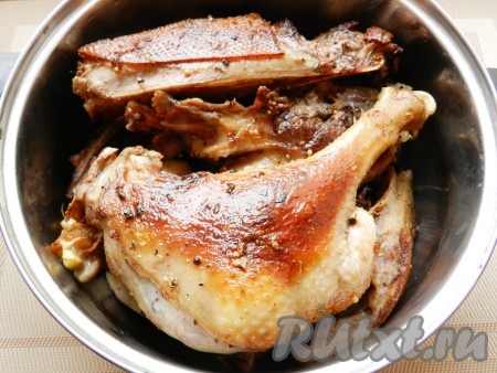 За полчаса до приготовления достать гуся из холодильника. Срезать с кусочков жир, растопить его в сковороде и на этом жире обжарить кусочки гуся до румяной корочки. Обжаренное мясо складывать в кастрюлю для тушения.