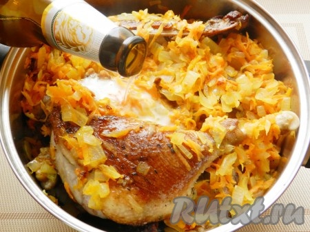 Влить пиво, довести до кипения и тушить на медленном огне под крышкой 1,5 часа, периодически переворачивая кусочки.