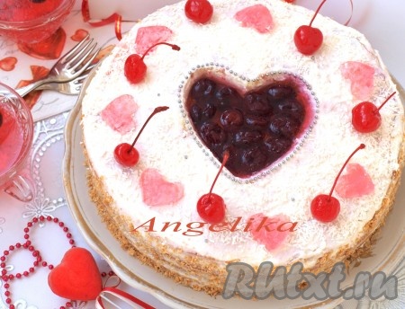 Осталось украсить приготовленный торт "Сердце для любимого" по Вашему вкусу. Я украсила сердечками из желе, посыпала кокосовой стружкой, сердце в центре торта выложила кондитерским бисером.
