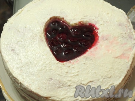 Достаём торт. В центр (в сердечко) плотно выкладываем вишню, заливаем желе на ягоды и отправляем в холодильник до застывания. Оставшееся желе я разлила в формочки для льда (в виде сердечек) и тоже отправила в холодильник. Эти сердечки станут прекрасным украшением для торта.
