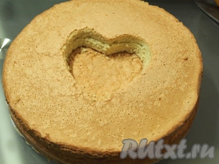 Для приготовления первого бисквита взбиваем 4 яйца миксером, пока яичная масса не увеличится вдвое, затем постепенно всыпаем стакан сахара и взбиваем минут семь. Затем по чуть-чуть добавляем стакан муки и аккуратно перемешиваем снизу вверх лопаткой. Полученное тесто выливаем в разъёмную форму (у меня форма диаметром 24 см), застеленную бумагой для выпечки. Для того чтобы тесто распределилось по форме равномерно, поворачиваем несколько раз форму с тестом по часовой стрелке. Ставим бисквит на 30-35 минут в духовку, разогретую до температуры 180 градусов. Аналогично готовим второй бисквит. Даём бисквитам остыть на решётке. Каждый бисквит разрезаем на два коржа. Из двух бисквитов должно получиться четыре коржа. Шаблоном на двух коржах в центре вырезаем сердечки.
