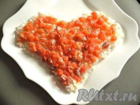 Сёмгу, нарезанную кубиками, выкладываем на рис.
