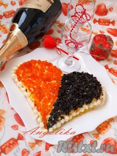 Украшаем одну половину сердца красной икрой, а вторую половину - порезанными маслинами. И оригинальная подача салата с сёмгой и рисом, и его вкус никого не оставят равнодушным.
