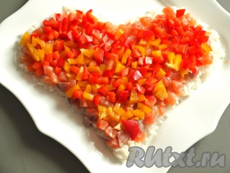 Помидор и болгарский перец, порезанные кубиками, перемешиваем и выкладываем на сёмгу, смазываем майонезом.
