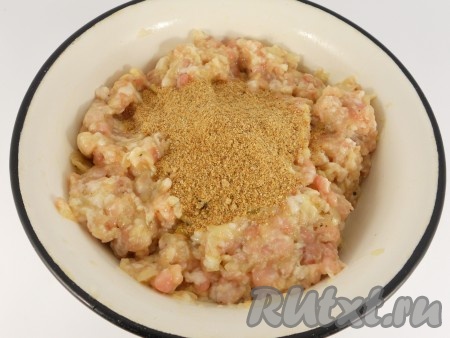 Всыпать панировочные сухари.