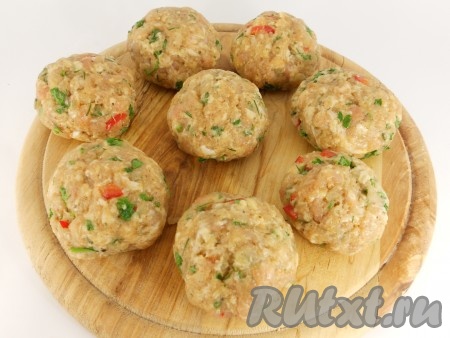 Соединить края лепешки, чтобы шарики с сыром оказались внутри, формируя тефтели.