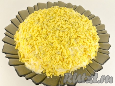 Сверху посыпаем салат натёртыми желтками.&nbsp;