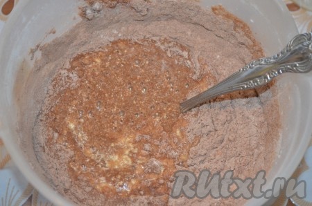 Просеять муку, разрыхлитель, корицу и какао в тесто. Взбить.
