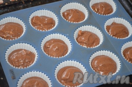 Тесто выложить в формочки на 2/3 высоты. Поставить кексы с белым шоколадом в разогретую до 180 градусов духовку примерно на 15-20 минут. Готовность проверять зубочисткой.
