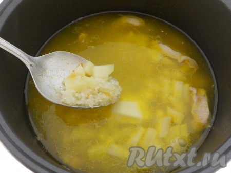 После сигнала мультиварки добавить весь картофель (вместе с целым) и всыпать промытый рис или пшено. Выставить снова режим "Мультиповар" - 120 градусов на 10 минут.
