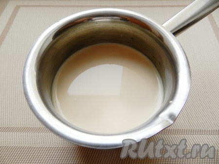 Молоко подогреть до теплого состояния.