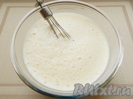 Влить молоко, перемешать.