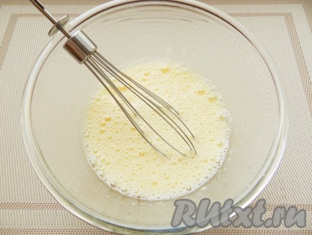 Взбить в пышную пену. Влить растительное масло и снова взбить.