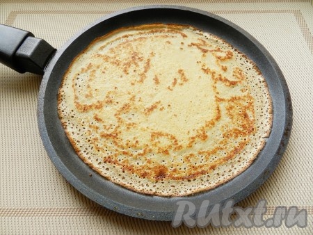 Жарить блины с двух сторон на хорошо разогретой сковороде, без масла.
