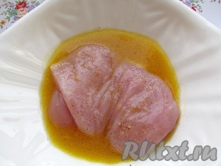 Замаринуйте куриное филе в смеси сока и масла, оставьте на 30 минут.