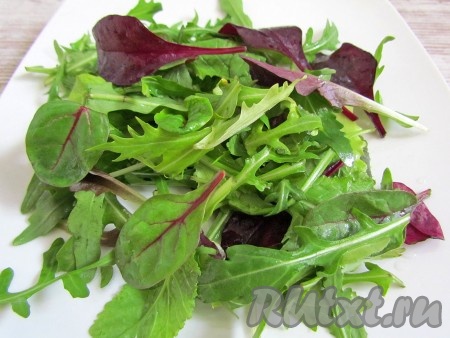 Салатные листья (у меня - руккола, латук, мангольд, шпинат) промойте, откиньте на дуршлаг и дайте воде стечь. Выложите листья на блюдо.