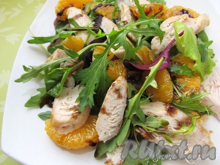 Салат с курицей, мандаринами и бальзамическим соусом