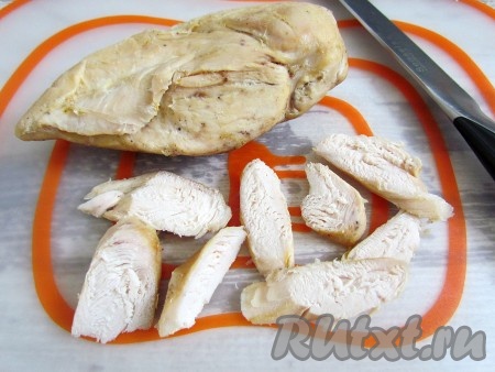 Готовое филе остудите и нарежьте небольшими кусочками.