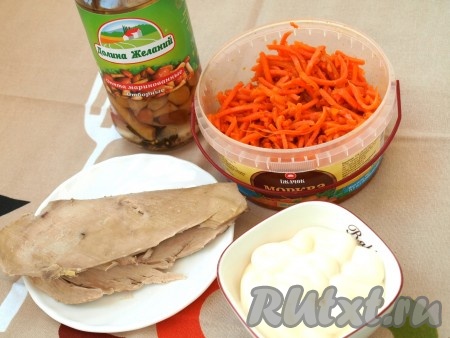 Ингредиенты для приготовления салата с маринованными опятами